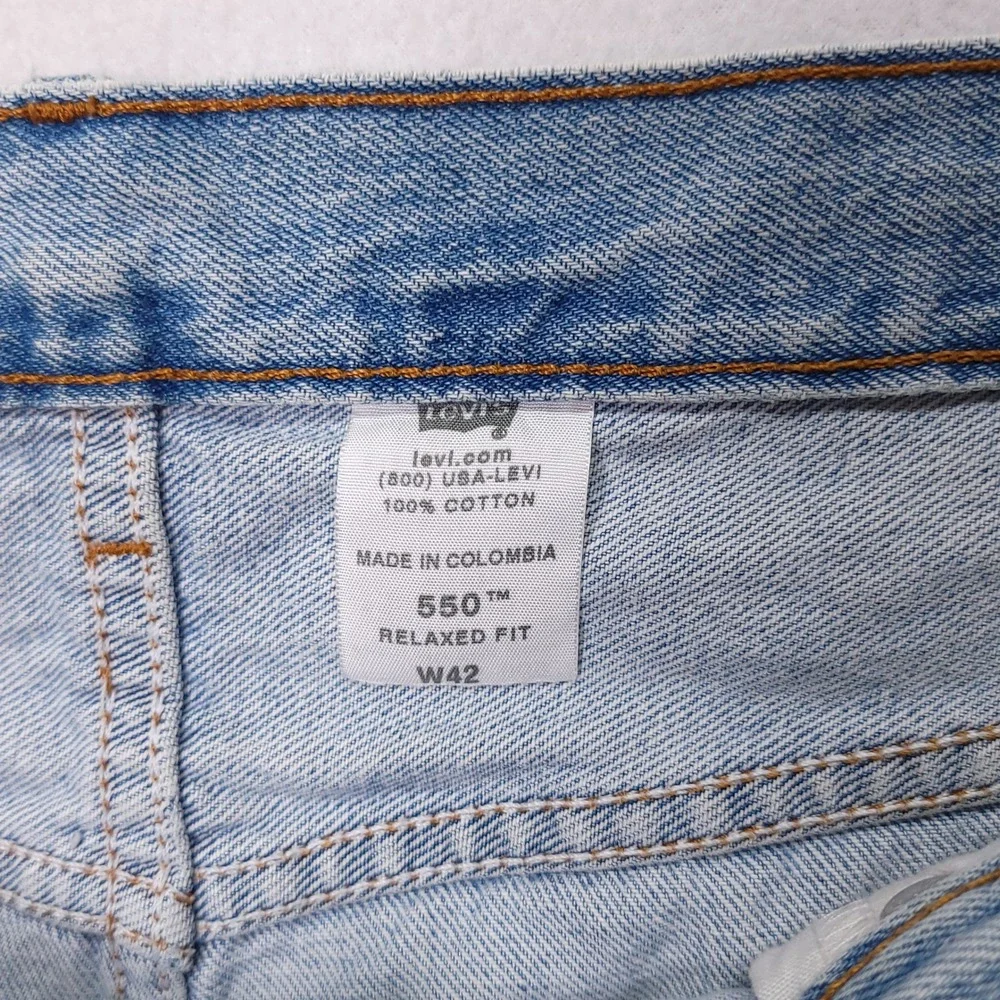 Levi's 550 Relaxed Fit Mens Light Wash Blue Denim Shorts W42 Distressed